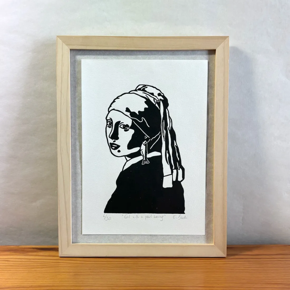 Girl with a pearl herring, linogravure originale numérotée, format A5 © Bloch Prints Studio 1